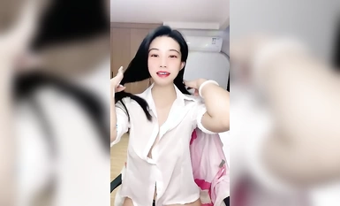 半糖【小兰心】满脸潮红，性感内衣挂肚兜露奶头，裸舞大跳(2)