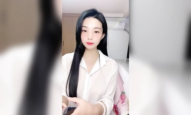 半糖【小兰心】满脸潮红，性感内衣挂肚兜露奶头，裸舞大跳(2)