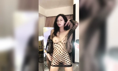 대비안경을 쓴 암캐 [점핑 스네이크]는 악마 같은 자태에 알몸으로 열정적으로 춤을 추며 자위를 하고 싶게 만든다 (3)