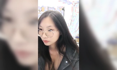 Con chó cái đeo kính tương phản [Rắn nhảy] có dáng vẻ quỷ dị, khỏa thân nhảy múa say mê khiến tôi muốn thủ dâm (5)