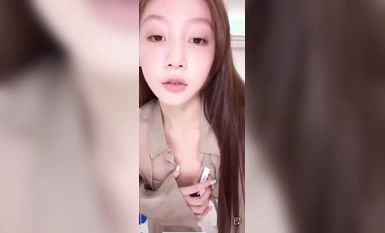 小姐姐直播卖衣服不穿胸罩！这对奶子真白！内个是奶头吗那么粉嫩