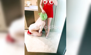 Gumagamit ng malalaswang salita ang makulit na asawang blogger na si "cuckoldroxy" para sanayin ang kanyang berdeng asawang alipin_Magsuot ng silong at tulungan siyang magsalsal gamit ang isang ganap na tagabaril