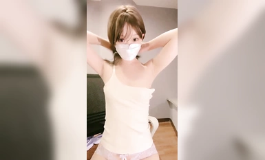 The cute and super cute big-eyed loli [Wenwen Jiang] had a rare sex without a condom and finally ejaculated in her mouth. The 19-year-old super white and tender skin has a real peach butt that is a little voluptuous. A top beauty little fairy (2)