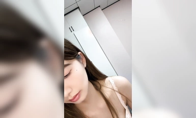 重磅~新尤物女神降臨！~顏值身材秒殺一切網紅明星，尺度全開翹臀扣穴自摸發騷【彎莞】翹臀扣穴自摸發騷太美了 (1)