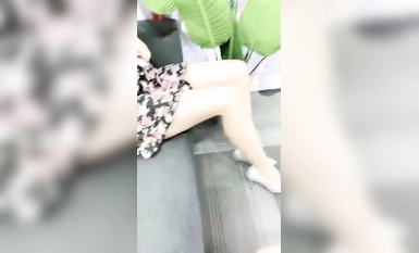 漂亮美眉【Avove】让我感受一下感受什么你进去慢点啊啊好大好舒服身材苗条细长腿被大鸡吧小哥哥无套猛怼小穴淫水超多口爆吃精