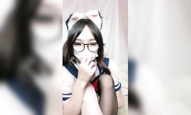 Shenzhen Luohu glasses school girl [Sleepy Rabbit Acridine] JK stockings one-piece horse dance skills are very strong, the body is flexible, the girl is thin and the pussy is very big! Crazy insertion of props(1)