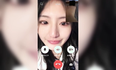 渣男和女友视频，让女友看他操别的女人，女友都看哭了