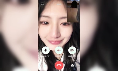 渣男和女友视频，让女友看他操别的女人，女友都看哭了