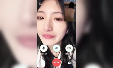 渣男和女友视频，让女友看他操别的女人，女友都看哭了