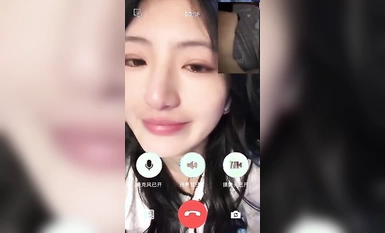 渣男和女友视频，让女友看他操别的女人，女友都看哭了