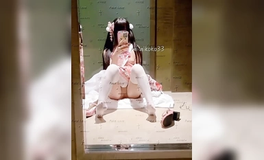 Cô nàng Twitter loli ngây thơ và tương phản "Aiko-chan" được chụp ảnh riêng tư vì lợi ích. Sự chuyển đổi trong sáng và đầy dục vọng chỉ diễn ra trong chốc lát. Đằng sau cô nàng trong sáng và dễ thương là một cô nàng háo hức được lấp đầy.