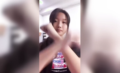 娘のバイヤンはドウインの音を聞いて自撮りし、セックスした