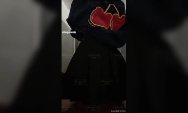 極品反差女大生04年清純小姐姐【胡椒籽】露臉私拍，各種COSER裸體騷舞大號道具紫薇臉逼同框（1）