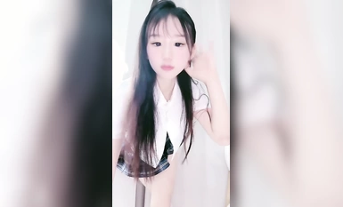 Gadis manis nafsu murni Shenzhen [Cat Cat Fool] memakai thong JK, berpusing pinggang dan bergoyang menggoda, mempunyai kaki yang cantik dalam stoking hitam, memasukkan alat penggetar ke dalam lubangnya, menggosoknya seperti orang gila, faraj ayahnya teras