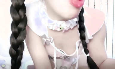 萝莉嫩妹【丢丢】白丝网袜双马尾辫，辣椒插穴爆菊流浆，风油精滴逼逼，淫语挑逗（3）