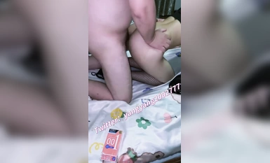 【洋洋洋】「不要，我要尿了」難得一見的極品母狗，一舉一動騷味盡露