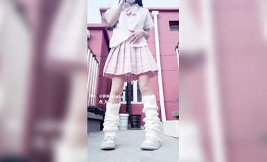 点点粉色jk天台露出自慰