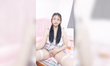 Vào tháng 7 năm 2024, những người mới sẽ ra biển ~ [Xiaotian Licking] Một nữ sinh đeo kính! Bộ ngực siêu đẹp! Tôi thực sự muốn liếm cô ấy, cô gái đeo kính chỉ thích xem nó (2)