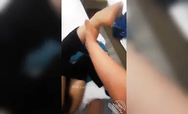 Pakcik Niu B berpura-pura menjadi pelanggan besar dan menggunakan rutin bercakap tentang perniagaan dengan pengurus yang cantik di sebuah hotel dan kemudian mula melakukan hubungan seks.