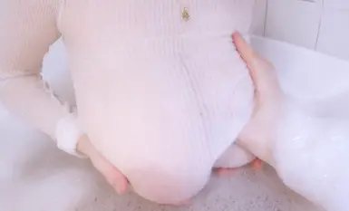 큰 가슴 G 컵 욕조 젖은 몸 미친 큰 자지 가슴 조이는 엿