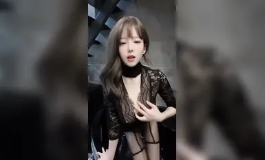 抖音150万粉丝网红美女-小马漫漫微密圈高价定制视频-漏点乳头超嫩视频福利