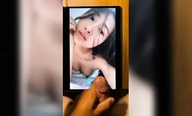 最新7月无水首发福利！推特非常open反差纯情女大学生Ahri0716的放荡生活，海滩露脸全裸秀无毛一线天嫩穴