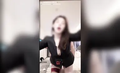 穷人女神富人母狗，推特超高颜值极品空姐【林绾绾】SVIP门槛1888福利，啪啪调教深喉毒龙被脚踩骚穴，母狗属性拉满了(26)