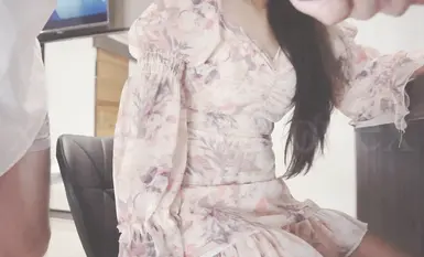 办公室跳蛋调教清纯碎花裙女神震的小穴不停流水，掀起裙子直接办公桌前后入！顶级反差尤物，清纯气质不要太反差