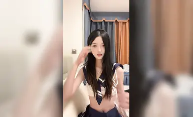情趣制服網紅女神，貧乳苗條身材，獨自寂寞發騷，白絲美腿翹起，棒子跳蛋雙管齊下，在床上超級騷