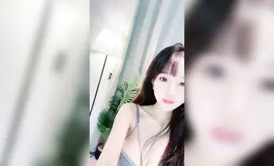 頂級新人綠播女神下海【伊人兒】9分超高顏值，好美的明星級顏值動漫身材，掰嫩穴 非常粉嫩緊致