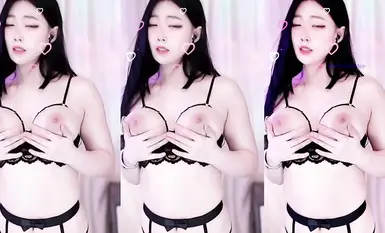 万元定制网易CC星秀代言人极品天然巨乳女神【66睡不醒】情趣艳舞挑逗，露三点揉奶掰逼紫薇(3)