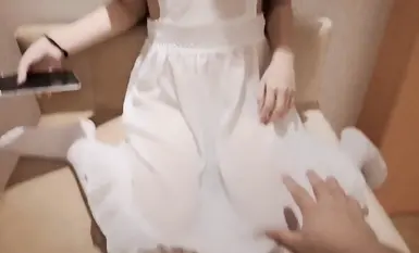 Cô gái ngây thơ đeo kính [jimmybiiig] có đôi chân thon và thân hình thon thả với thân hình hoàn hảo. Niềm khao khát thuần khiết về đôi tất dài màu trắng cho phép cô trải nghiệm niềm hạnh phúc tột cùng.