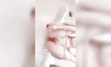 宅男女神福利！在校本科生推特S级完美身材福利姬【绮珂珂】不雅私拍，天然圆润巨乳紫薇潮吹喷水(17)