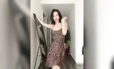 Jalang kecil sebenar menunjukkan mukanya! Taikun tempatan membelanjakan banyak wang untuk menyesuaikan, si cantik yang pulang dari belajar di luar negara, mempunyai payudara yang nipis, payudara yang besar dan sosok yang hebat [Zhou Zhou] menembak secara 