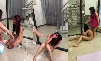 멘탈소녀들 사이에서 왕따를 당하고 알몸이 벗겨지고 구타당하는 모습이 보기에 마음이 아팠다