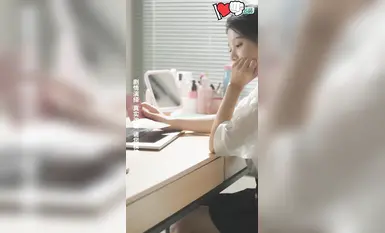 Ang erotikong maikling drama [Police Beauty Zhang Jinyu] ay hinango mula sa totoong mga kaganapan ng pagkalanta ng kaakit-akit na babaeng pulis upang makita kung paano sinimulan ng fallen angel ang revenge drama! Episode 4