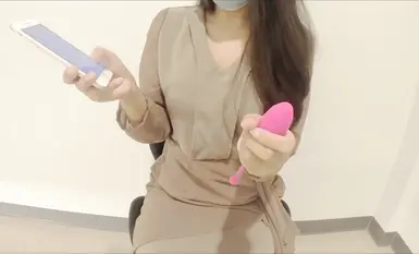 办公室跳蛋玩弄性感女下属【xMassageLovex】身体很敏感稍碰几下就出水了，一插进来秒变小荡妇，端庄优雅的外表与淫荡的样子超级反差