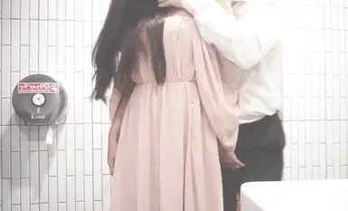 商場洗手間後入風騷女大學生【xMassageLovex】穿著連衣裙就是為了爸爸掀起裙子直接後入騷穴，現在女大學生都這么騷的么？
