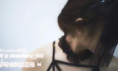 宅男必備！可欲可甜極品網紅美少女福利姬【草莓味的奈奈兔】付費福利私拍合集
