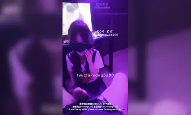 2024.7.25，大神復出，980元新作【DOM黑宮】在網吧做愛，19歲學生妹調教，頂不住了(1)