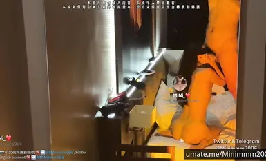 调教大神凋零18岁母狗咪妮7月最新少女的哭泣嫩臀挂上肛钩，任凭主人抽打调教(2)