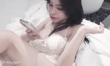 가슴이 큰 미인 [Miuzxc] 이복자매는 남동생의 섹스 인형이 되고 싶어 이불 밑에 숨어 엉덩이를 내밀고 성교와 사정을 기다린 다음 구강 성교를 위해 자지를 청소합니다