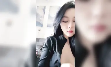 性感尤物网红女神【coco】解开衣服八字奶，小尺度露穴，极品一线天美穴，张开双腿揉搓，让人欲罢不能