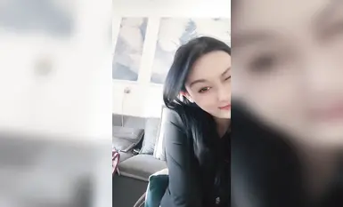 性感尤物网红女神【coco】解开衣服八字奶，小尺度露穴，极品一线天美穴，张开双腿揉搓，让人欲罢不能