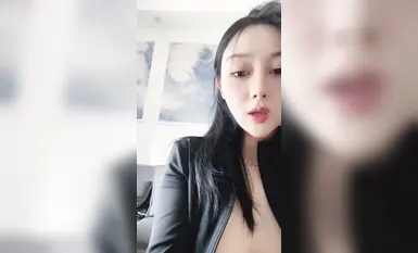 性感尤物网红女神【coco】解开衣服八字奶，小尺度露穴，极品一线天美穴，张开双腿揉搓，让人欲罢不能