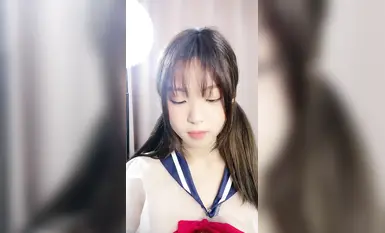 ❤❤Pure desire is on the ceiling, a top-notch beautiful girl with twin ponytails, wearing a sexy short skirt, twisting her waist and swaying her hips, a close-up ng kanyang walang buhok na puki, isang prop na marahas na tumutusok sa vibrator, at umaagos an