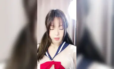 ❤❤Pure desire is on the ceiling, a top-notch beautiful girl with twin ponytails, wearing a sexy short skirt, twisting her waist and swaying her hips, a close-up ng kanyang walang buhok na puki, isang prop na marahas na tumutusok sa vibrator, at umaagos an