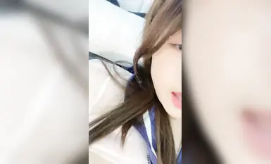 ❤❤Pure desire is on the ceiling, a top-notch beautiful girl with twin ponytails, wearing a sexy short skirt, twisting her waist and swaying her hips, a close-up ng kanyang walang buhok na puki, isang prop na marahas na tumutusok sa vibrator, at umaagos an