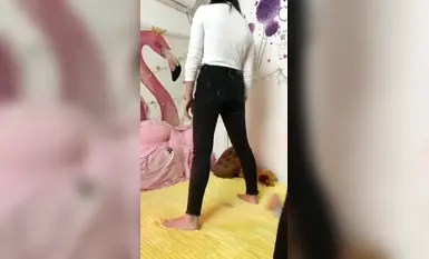 獵奇閨蜜互相淫語羞辱調教，舔腳 鑽襠 玩的就是反差，表面一本正經的端莊優雅女神 私下就是個下賤反差母狗