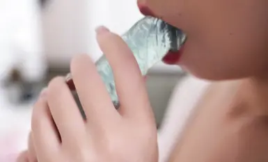Caviar's best friend [Xingzi], a popular goddess model on Xiuren.com with the best appearance, boldly took private photos, a woman living alone, with a fake dick inserted into the hair for real